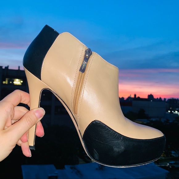Guess Genuine Leather Heels Cutout Booties - Picture 9 of 16
